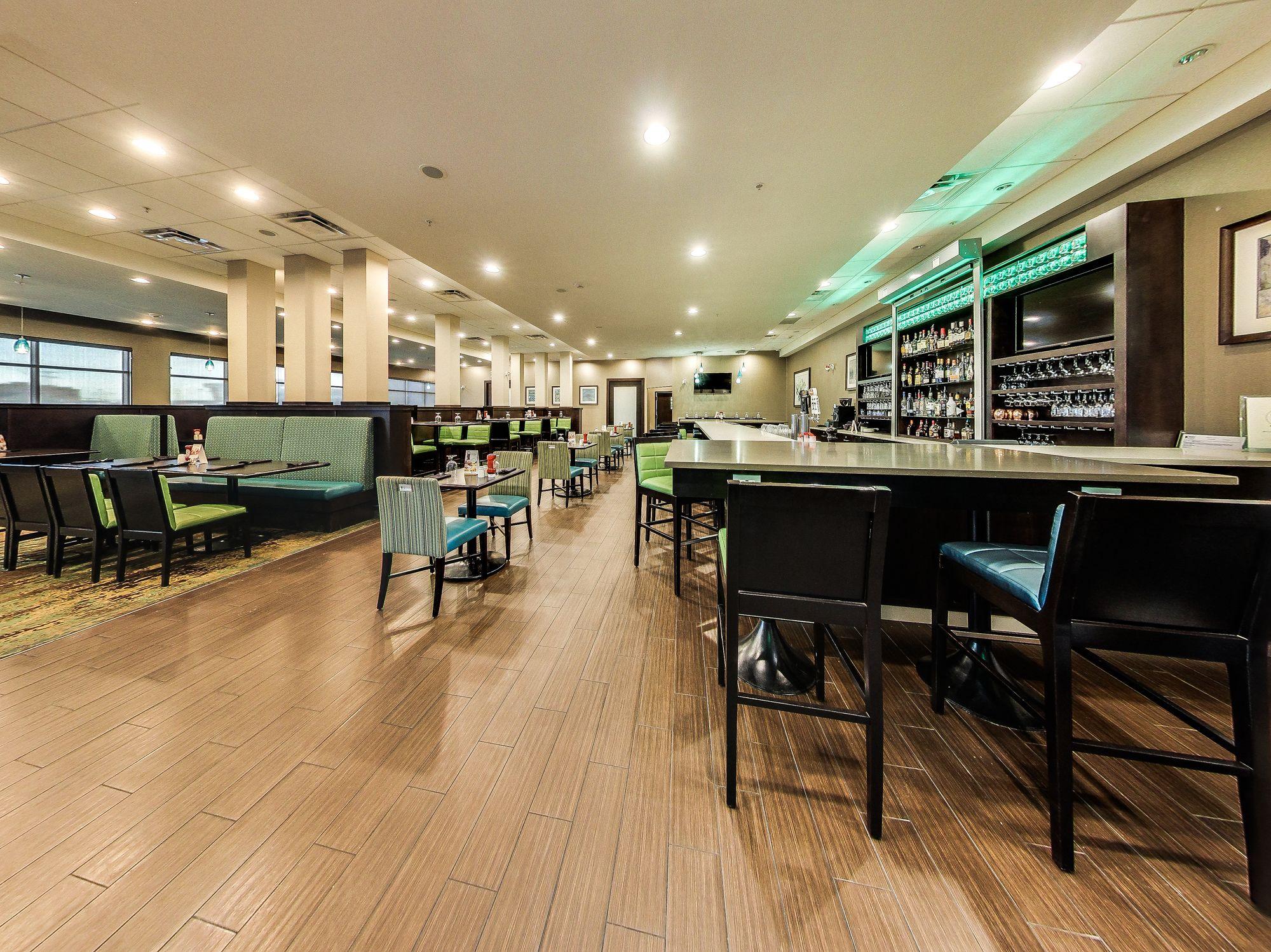 埃德蒙顿机场会议中心假日套房酒店 尼斯库 外观 照片